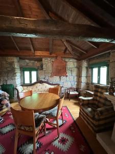 uma sala de estar com uma mesa de madeira e cadeiras em Lar do Pilís em Ourense