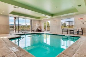 Swimming pool sa o malapit sa Holiday Inn Express Hotel & Suites Lake Elsinore, an IHG Hotel