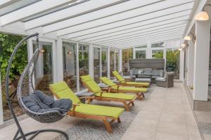 - une véranda avec des chaises et un hamac sur la terrasse dans l'établissement Struck Landhotel & SPA, à Attendorn