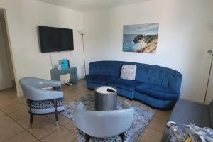 a living room with a blue couch and a tv at Dream King Bed-2BD-12 min to Strip in Las Vegas