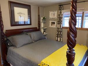 Ένα ή περισσότερα κρεβάτια σε δωμάτιο στο New Listing! Convenient Cottage - Hot Tub, 4 Minutes to Dahlonega