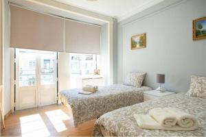 1 dormitorio con 2 camas y toallas. en Casa de Arrois, en Lisboa