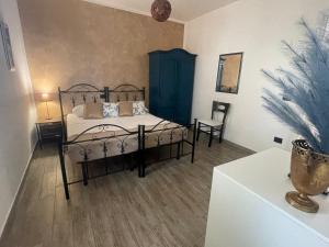 um quarto com uma cama e um armário azul em B&B Villa Jonica em Gallipoli