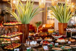 ポルト・デ・ガリーニャスにあるOcaporã Hotel All Inclusiveの- デザートとケーキのビュッフェ