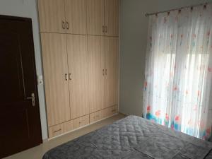 A bed or beds in a room at Τhe Sunny Apartments