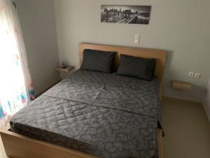 A bed or beds in a room at Τhe Sunny Apartments
