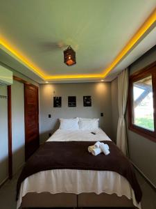 Un dormitorio con una cama grande y una ventana en Milos Hotel Icaraizinho, en Icaraí