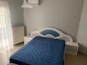 A bed or beds in a room at Τhe Sunny Apartments