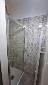 una doccia con porta in vetro in bagno di appartamento Margherita a Crespina