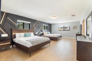 una grande camera con due letti e un bagno di Miami House Pool Game Room BBQ L24 a Miami Gardens Altre 24 foto