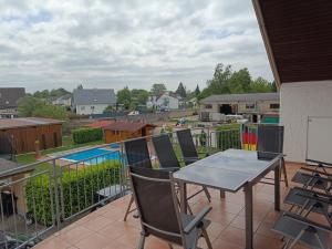 eine Terrasse mit einem Tisch und Stühlen auf dem Balkon in der Unterkunft Ferienwohnungen zur Elz in Kappel-Grafenhausen