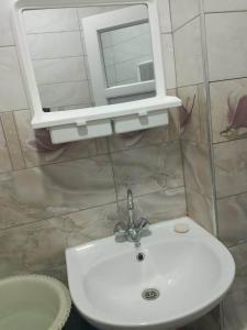 y baño con lavabo blanco y espejo. en STUDIO BASSE CASBAH, en Kasbah