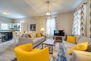 uma sala de estar com dois sofás e uma televisão em Wilmington Getaway Near Riverwalk and Downtown! em Wilmington