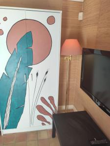 Telewizja i/lub zestaw kina domowego w obiekcie Ravissante suite avec parking privé