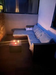 - un petit lit dans un dortoir éclairé dans l'établissement Apartmani Petra, à Pula