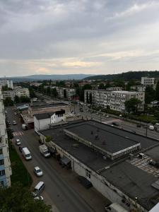 une vue aérienne sur une ville avec un parking dans l'établissement Apartament ultramodern cu 2 camere, à Onești