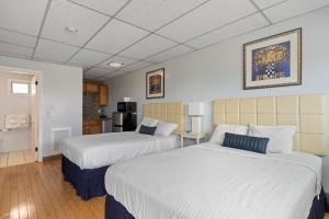 une chambre d'hôtel avec deux lits et une cuisine dans l'établissement Mt Royal Motel, à Old Orchard Beach