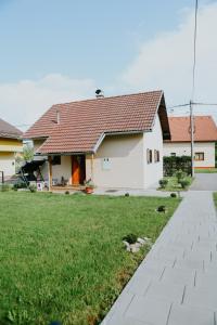 ein weißes Haus mit rotem Dach in der Unterkunft Kuća za odmor ''FURLAN'' in Gospić