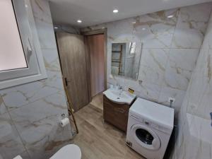 Koupelna v ubytování Casa al Mare Anavissos + 9 fotografií