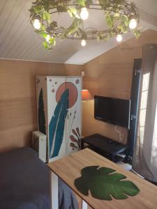 sypialnia ze stołem i telewizorem oraz pokój w obiekcie Ravissante suite avec parking privé w mieście Ambarès-et-Lagrave