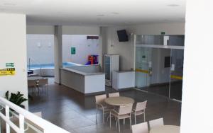 a kitchen and dining room with a table and chairs at Everest Flat Service in Caldas Novas