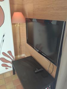 Telewizja i/lub zestaw kina domowego w obiekcie Ravissante suite avec parking privé