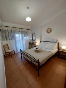 een slaapkamer met een bed met een kom erop bij El Verde Apartments in Skala