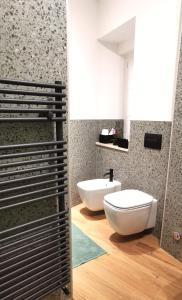 La salle de bains est pourvue de toilettes et d'un lavabo. dans l'établissement Dietro le mura, à Casoli
