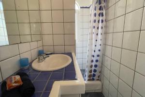 W łazience znajduje się umywalka i prysznic. w obiekcie Central Cabarete Apartment w mieście Cabarete