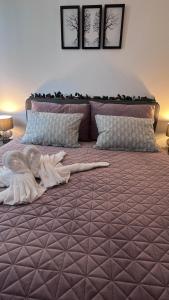 a bedroom with a bed with a purple quilt at Apartament ultramodern cu 2 camere in Onești