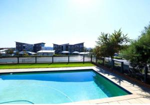 uma piscina em frente a uma casa em The Steynview Apartment - Fourways Sandton em Joanesburgo