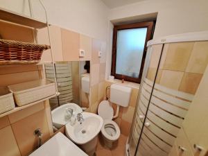małą łazienkę z toaletą i umywalką w obiekcie Meressa Nina&Leo Studio Apartments w mieście Novigrad