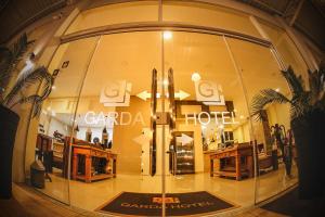 Garda Hotel في لارانجيراس دو سول: واجهة متجر مع نافذة زجاجية كبيرة