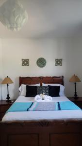 a bedroom with a large bed with two lamps at Casa de Campo Nerys in SJM