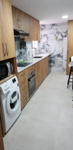 cocina con lavadora y lavadora en Habitación Tranquila, Agradable cerca de Valencia en Vivienda Compartida, en Paterna