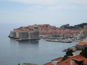 Una vista de un pueblo con un cuerpo de agua. en St. Lazarus Room, en Dubrovnik
