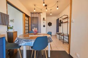 Posedenie v ubytovaní Appartement avec belle vue dégagée du 11e étage + 3 fotografie