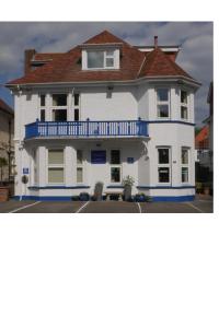 una grande casa bianca con balcone blu di Southern Breeze Lodge - Adults Only a Bournemouth