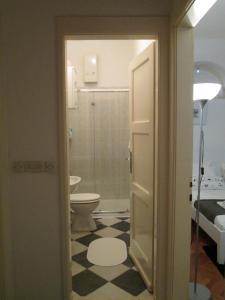 un baño con inodoro y lavabo en St. Lazarus Room, en Dubrovnik