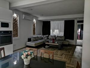 salon z kanapą i stołem w obiekcie Z&G Apartment w mieście Bitola