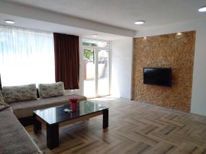 ein Wohnzimmer mit einem Sofa und einem Tisch in der Unterkunft Z&G Apartment in Bitola