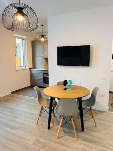 Μια τηλεόραση ή/και κέντρο ψυχαγωγίας στο Apartment #12lunipebega Timisoara