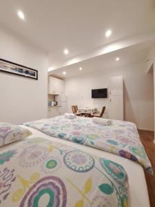 Postel nebo postele na pokoji v ubytování Meressa Nina&Leo Studio Apartments