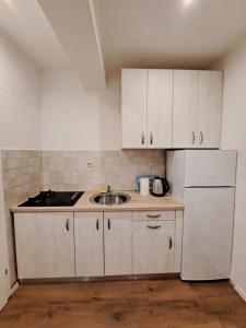 Kuchyň nebo kuchyňský kout v ubytování Meressa Nina&Leo Studio Apartments