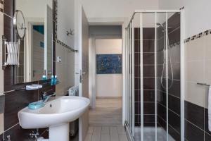 een badkamer met een wastafel en een douche bij B&B Sapore di Mare in Gaeta