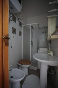 a bathroom with a toilet and a sink at Appartamento Gardenhouse in Acitrezza