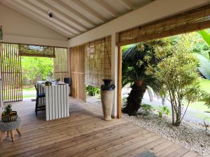 une terrasse en bois avec une table. dans l'établissement Green Villa Moorea, à Temae