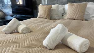 białe łóżko z dwoma składanymi ręcznikami w obiekcie Downtown Boutique apartments w mieście Liberec