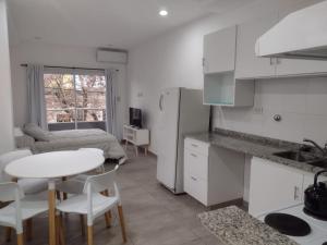 羅伯斯的住宿－DTo CÉNTRICO LOBOS 1 B，带小桌子的厨房和配有床的厨房
