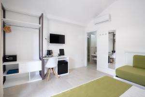 Istedda Boutique Hotel في سولاناس: غرفة معيشة مع أريكة خضراء ومرآة